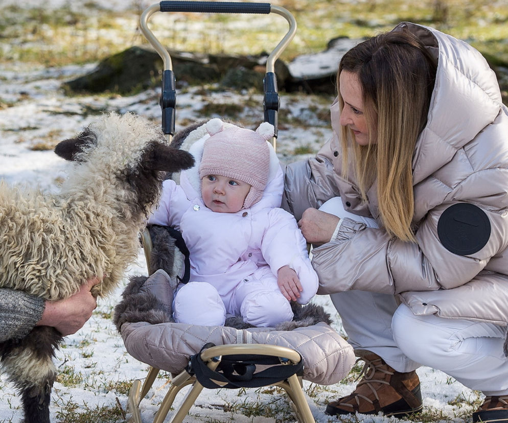 Joanna Kurska z córeczką w górach