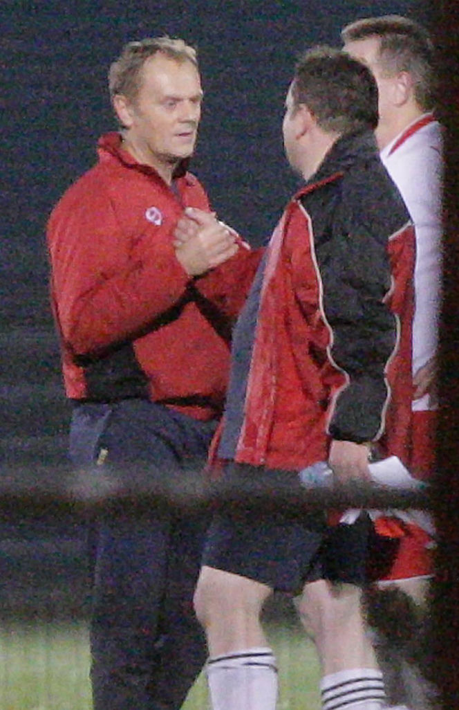 Donald Tusk gra w piłkę