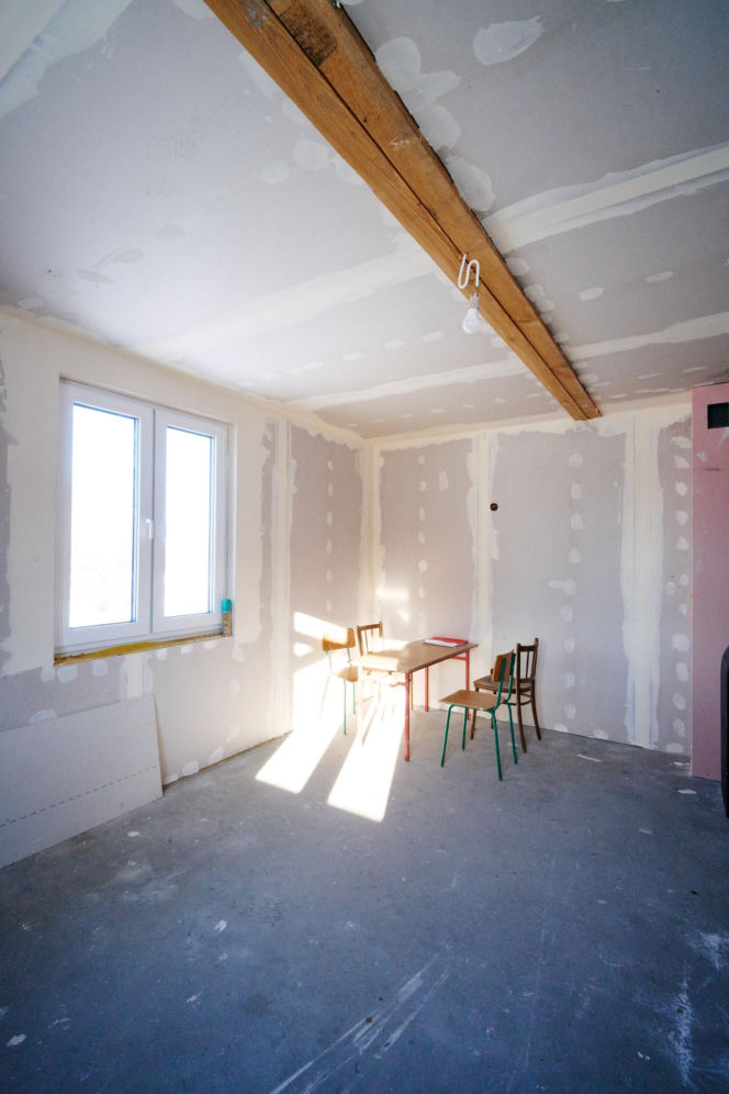 Tragiczny wypadek przerwał marzenia. Ekipa "Nasz Nowy Dom" walczyła z czasem. ZDJĘCIA domu przed i po remoncie