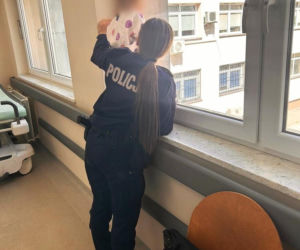 Łomża. Wystraszona 2-letnia dziewczynka szukała pomocy u sąsiadów! Uciekła z domu, w którym była libacja alkoholowa