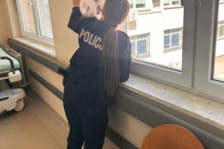 Łomża. Wystraszona 2-letnia dziewczynka szukała pomocy u sąsiadów! Uciekła z domu, w którym była libacja alkoholowa