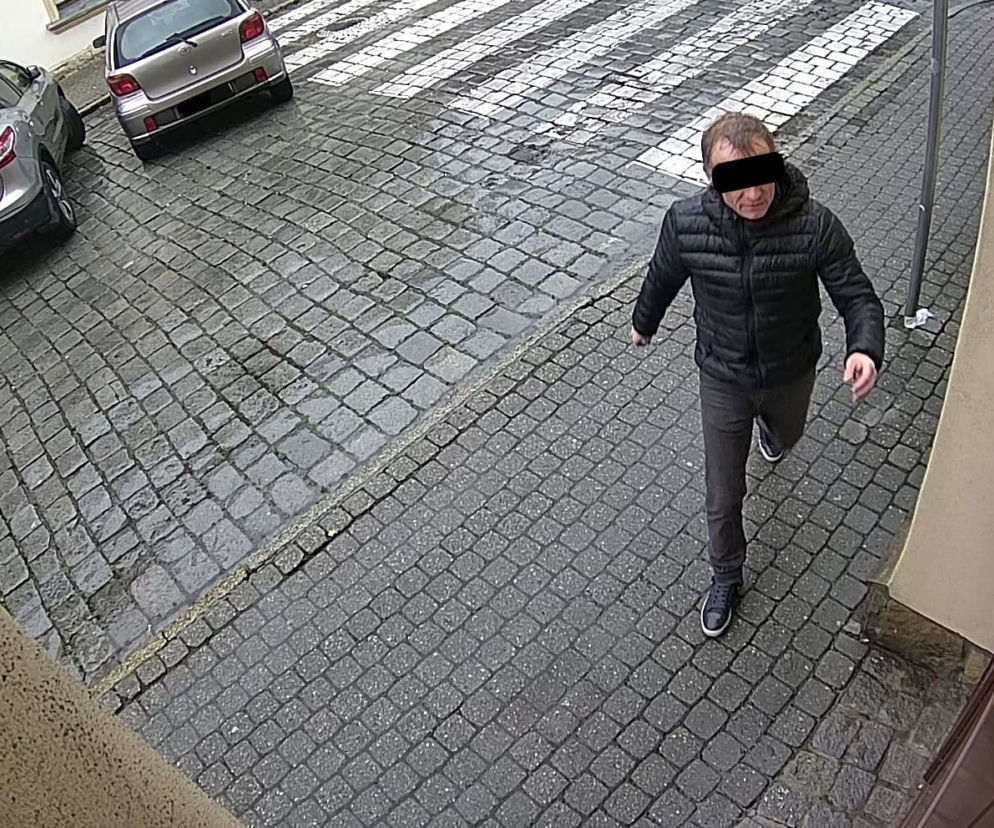 Partyzantka w Tarnowskich Górach. Mężczyzna bez maseczki zrywa kartki z komunikatami o zagrożeniu epidemicznym [ZDJĘCIA, WIDEO]