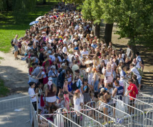 Tłumy w Warszawie! Czekają na koncert Bad Bunny'ego