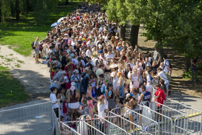 Tłumy w Warszawie! Czekają na koncert Bad Bunny'ego