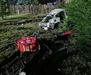 POWAŻNY WYPADEK w Nawojowej. Z samochodu  niewiele zostało. TRZY OSOBY w szpitalu