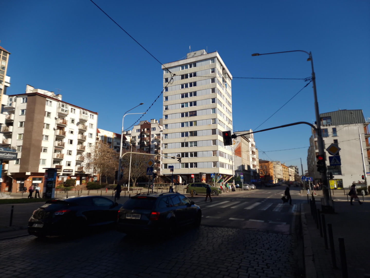 Trzonolinowiec - wieżowiec przy Kościuszki we Wrocławiu z lat 60. przed remontem