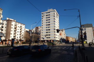 Trzonolinowiec - wieżowiec przy Kościuszki we Wrocławiu z lat 60. przed remontem