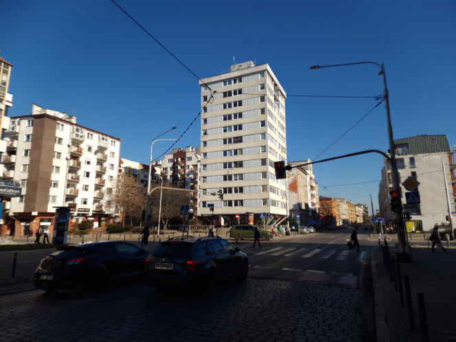 Trzonolinowiec - wieżowiec przy Kościuszki we Wrocławiu z lat 60. przed remontem