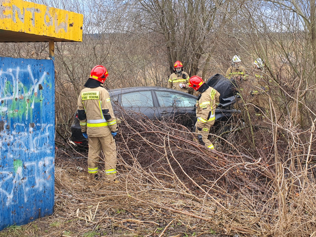 Radom. 18-latek na OIOM-ie! Seat roztrzaskał się o betonowy przepust [ZDJĘCIA]