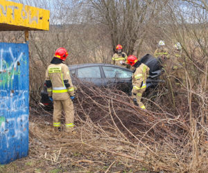 Radom. 18-latek na OIOM-ie! Seat roztrzaskał się o betonowy przepust [ZDJĘCIA]