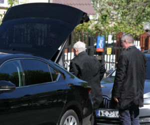 Jarosław Kaczyński na cmentarzu nie był sam. Pewna kobieta nie odstępowała go na krok