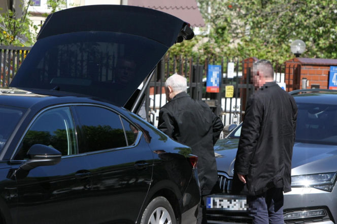 Jarosław Kaczyński na cmentarzu nie był sam. Pewna kobieta nie odstępowała go na krok