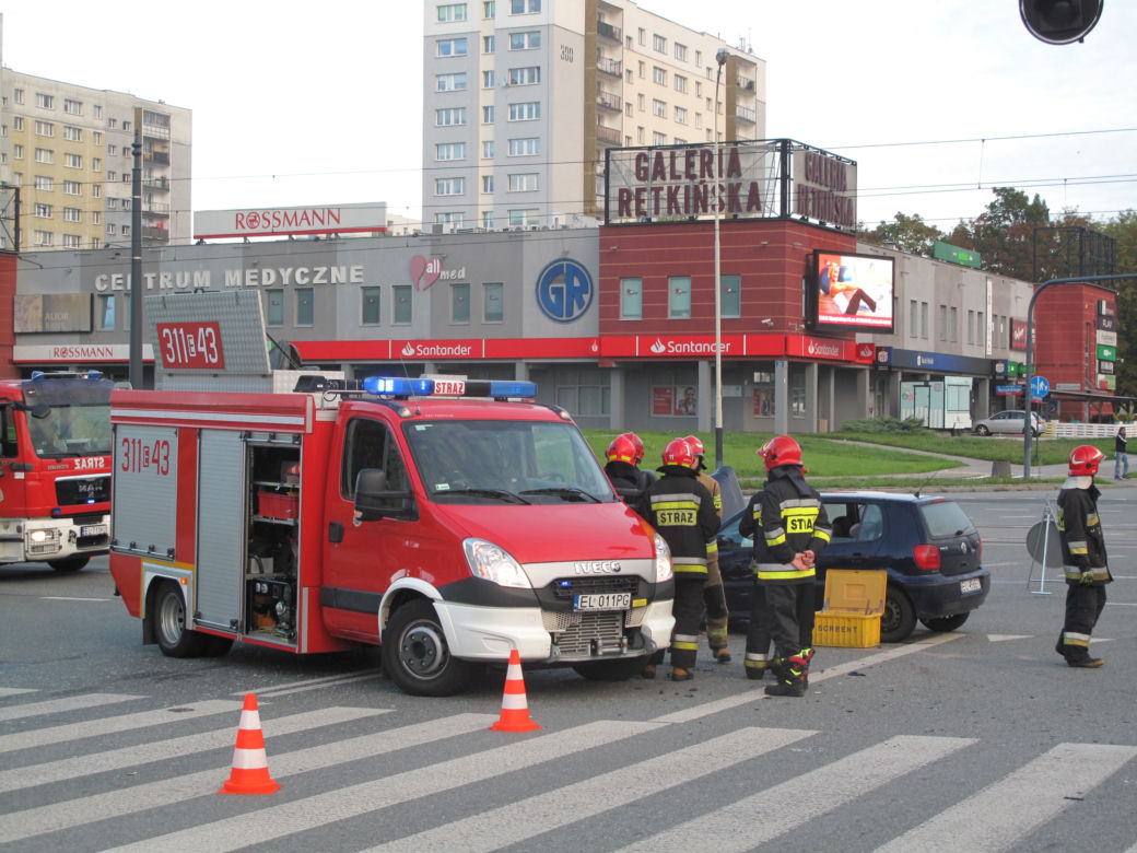 Łódź. Poranny wypadek na Retkini. Zderzenie opla i volkswagena