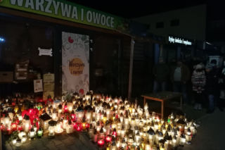 Morze zniczy przed warzywniakiem pana Stasia w Ząbkach. Zabito go dla paru złotych [ZDJĘCIA]