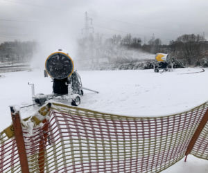 Górka Środulska w Sosnowcu. Naśnieżanie stoku narciarskiego