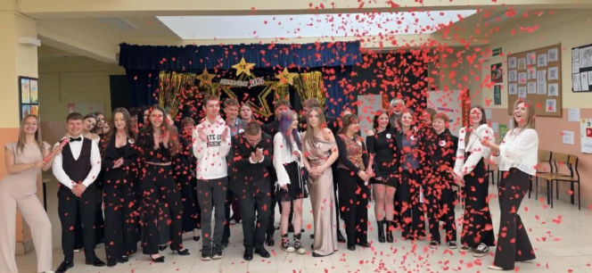 Dzień pełen emocji i wzruszeń. Maturzyści Baczyńskiego w Starachowicach żegnają szkołę