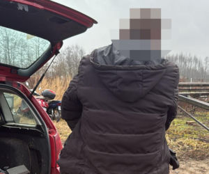 Koniec samochodowych złodziei! Policja rozbiła dziuplę pod Wołominem. Zatrzymano pasera