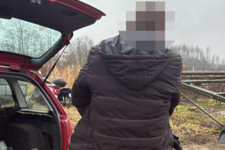 Koniec samochodowych złodziei! Policja rozbiła dziuplę pod Wołominem. Zatrzymano pasera