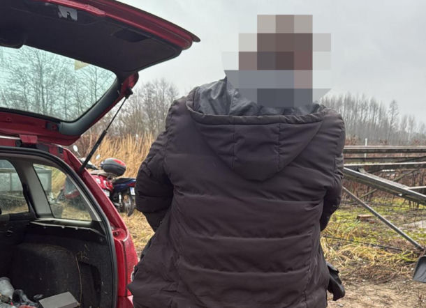 Koniec samochodowych złodziei! Policja rozbiła dziuplę pod Wołominem. Zatrzymano pasera