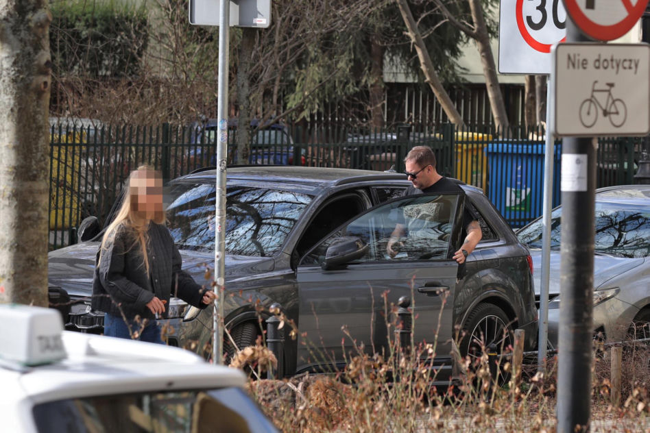 Tomasz Karolak parkuje jak król na włościach