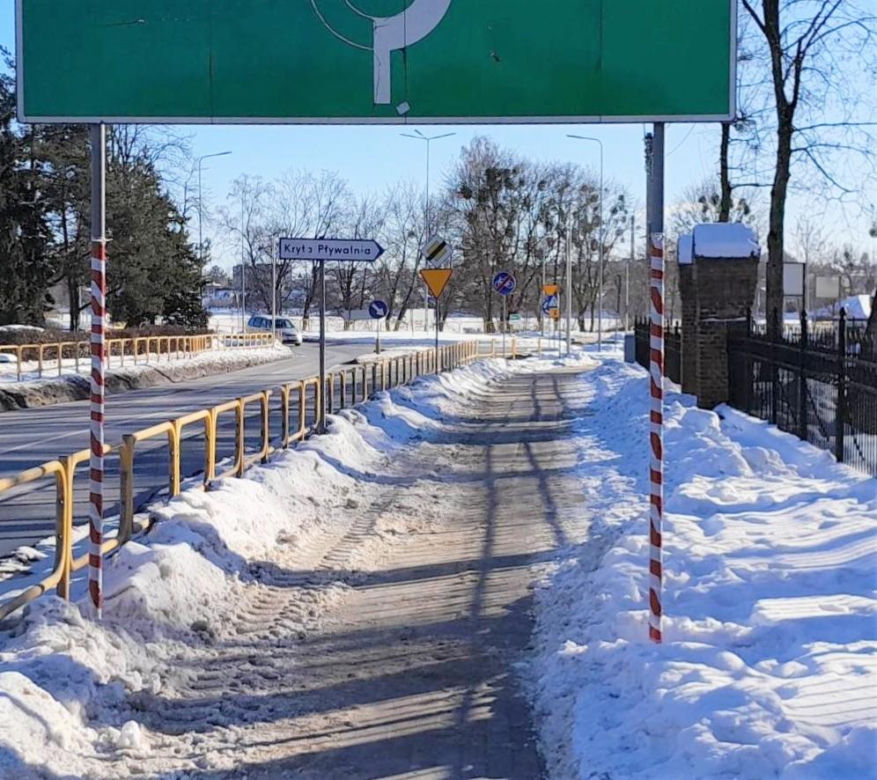 Słupki drogowe oznakowane