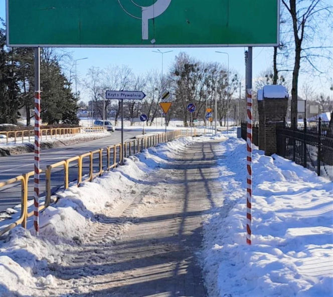 Słupki drogowe oznakowane