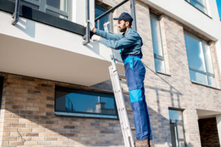 Zburzenie balkonu i zastąpienie go tak zwanym portfenetrem to ostateczność. Jak naprawić pęknięty balkon i czym uzupełnić ubytki?
