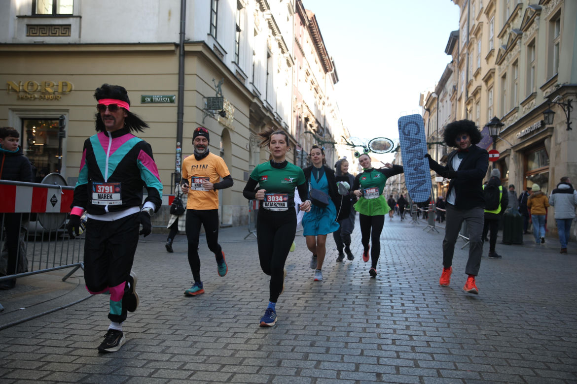 Krakowski Bieg Sylwestrowy 2024. Przebrania, sportowa rywalizacja i wspólne pomaganie 