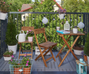 Mały balkon w bloku lub kamienicy z meblami składanymi