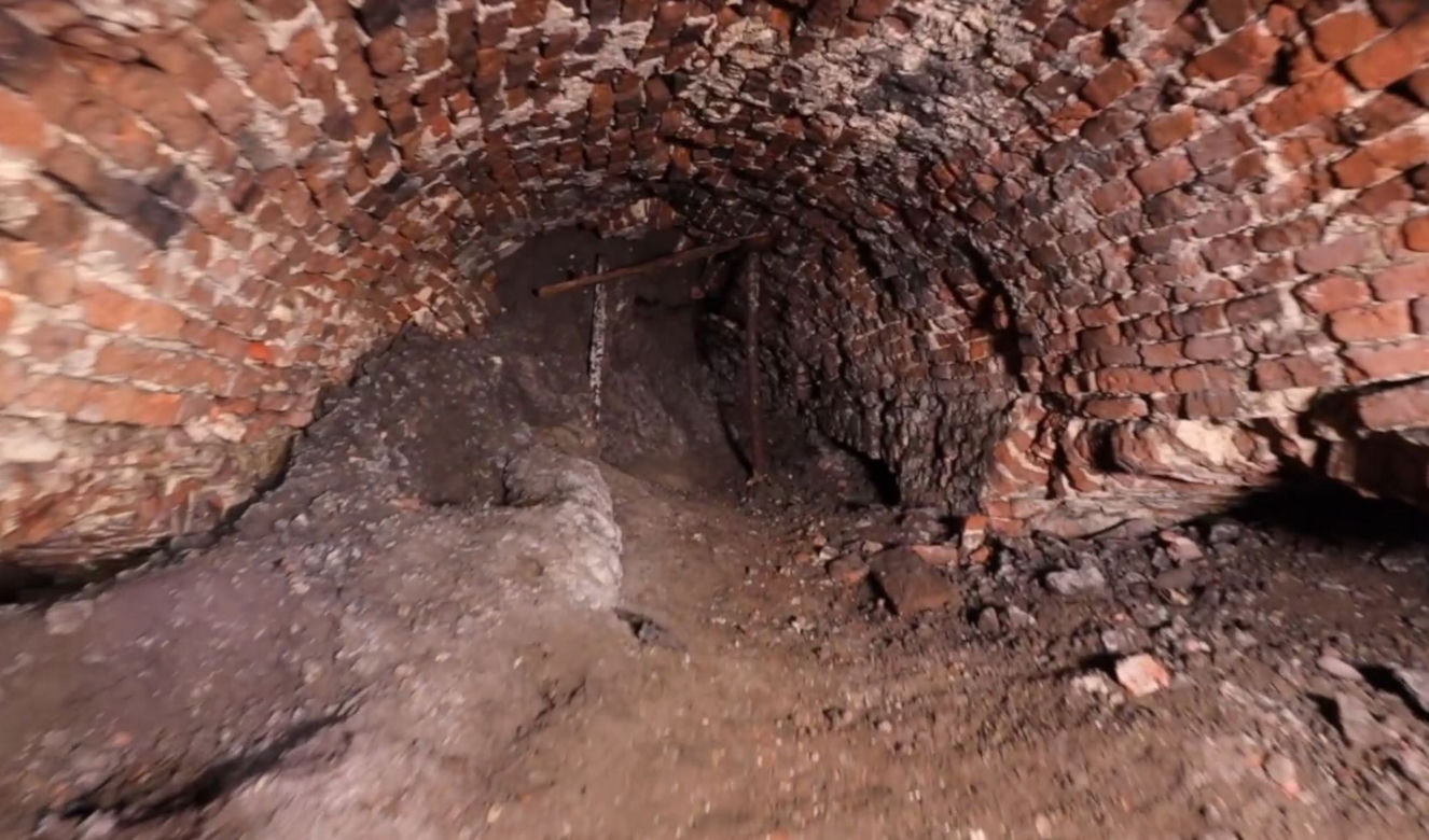 Tajemniczy tunel na Ursynowie. Badają tajemnice „grobów masońskich”