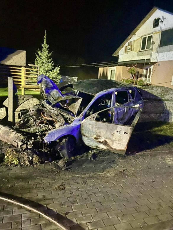 Lisewo Malborskie. Pożar auta po uderzeniu w słup energetyczny. Dwie osoby uratowali świadkowie.