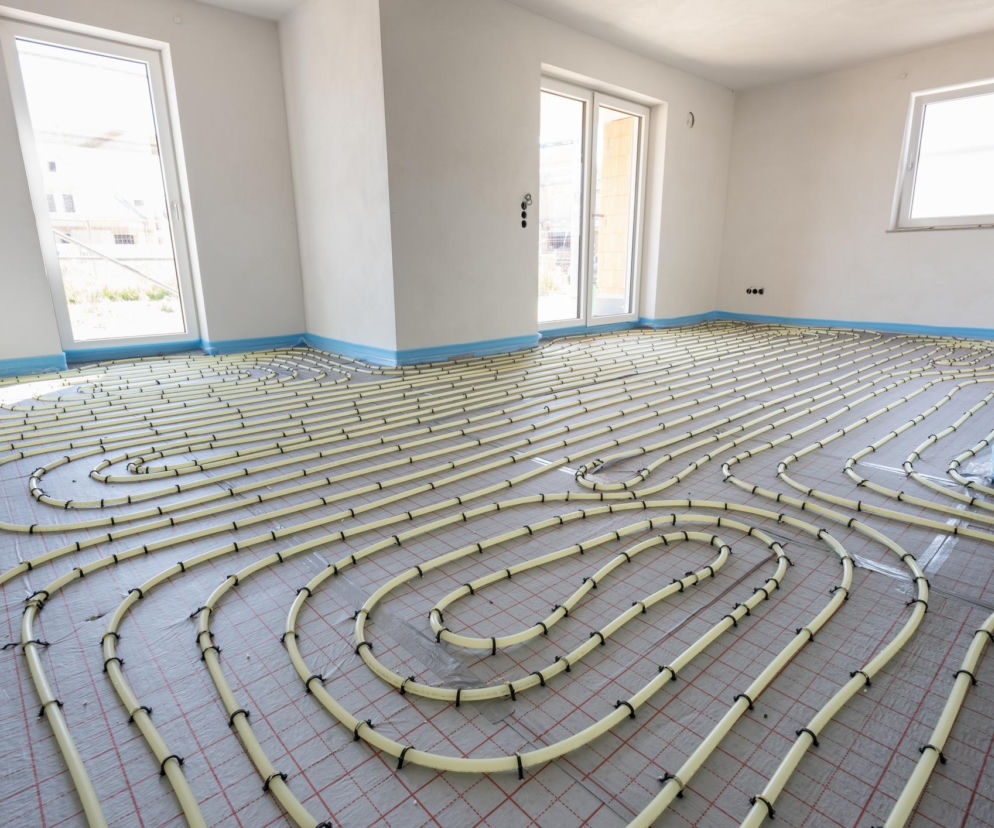 Ogrzewanie podłogowe wodne – jakie są różnice między montażem mokrym i suchym