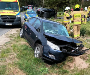 Auto dachowało i zatrzymało się na drzewie. Dwie młode osoby poważnie ranne