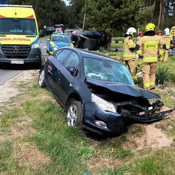 Auto dachowało i zatrzymało się na drzewie. Dwie młode osoby poważnie ranne