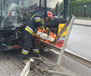 Autobus nadział się na barierę energochłonną
