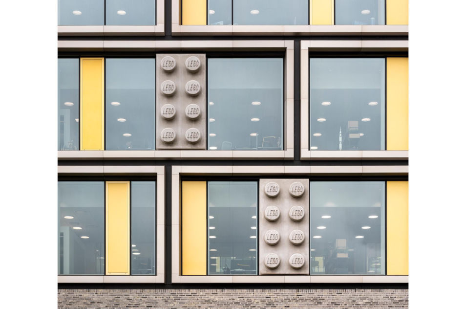 Fasada z klockami Lego; Lego Campus, Billund, Dania; proj. CF Møller Architects