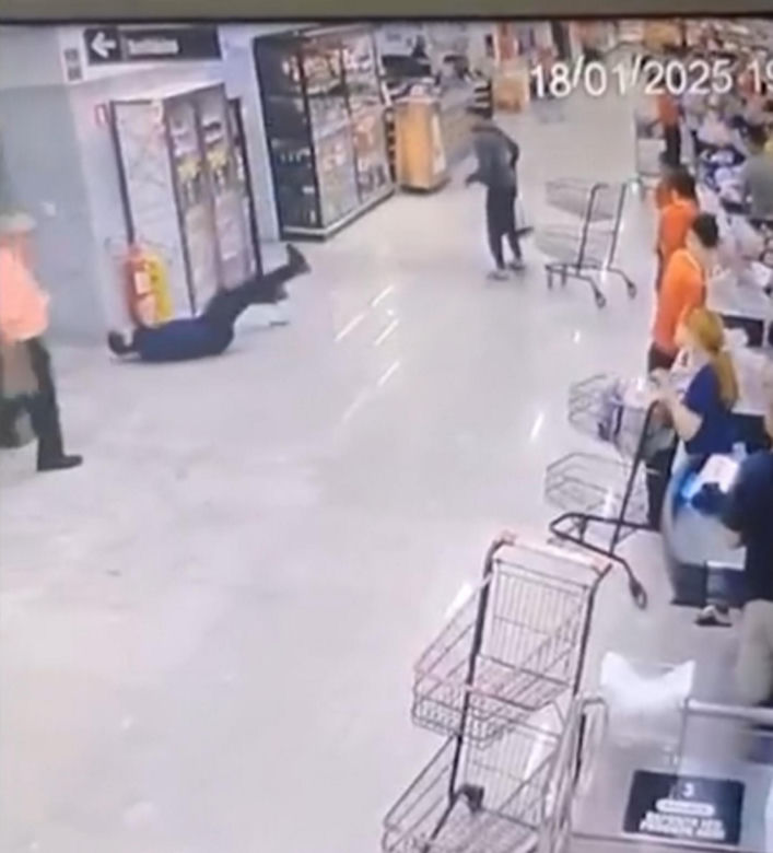 Mąż pracownicy supermarketu uderzył łopatą jej szefa. W sklepie pełno ludzi, wszystko się nagrało!