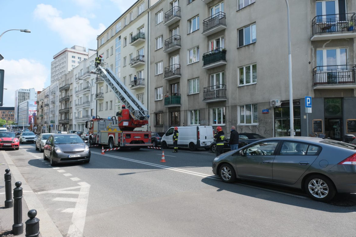  Poszukiwana kobieta zabarykadowała się w mieszkaniu