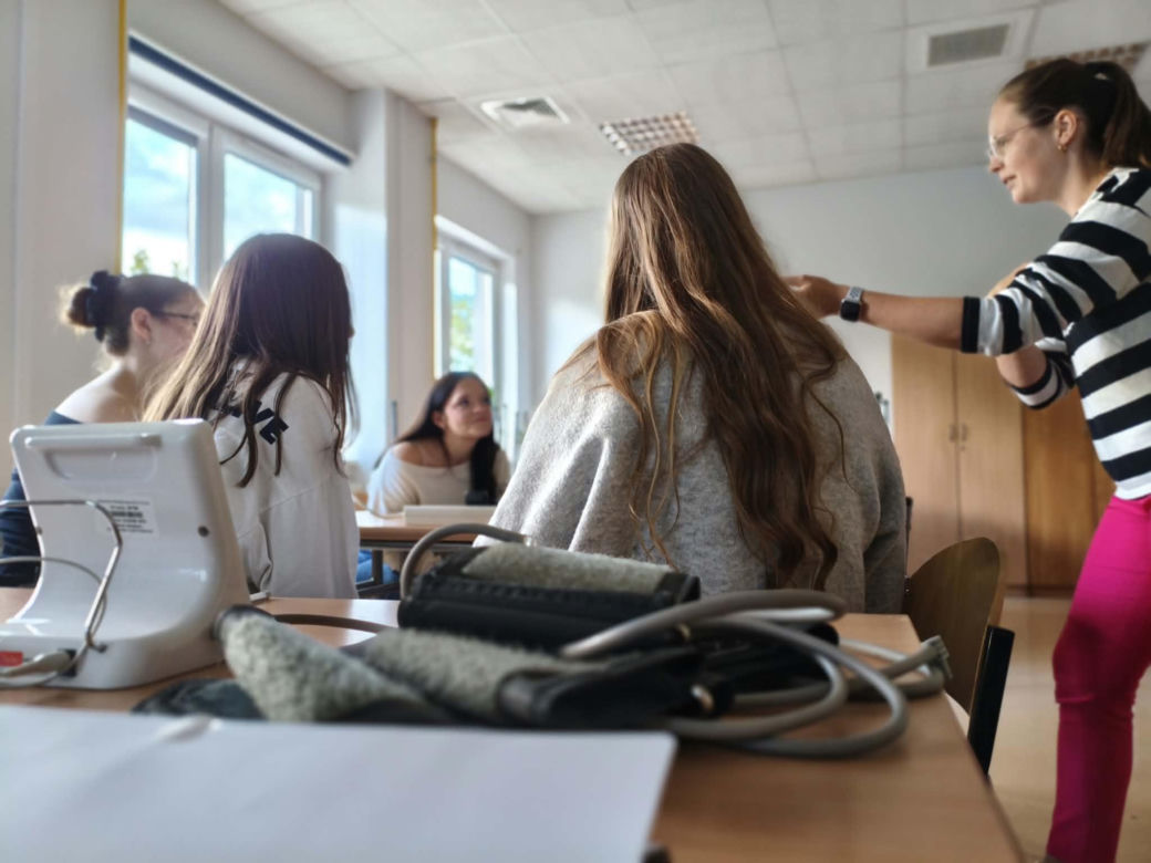 Młodzi naukowcy w akcji! Uczniowie eksperymentowali w laboratoriach Collegium Medicum