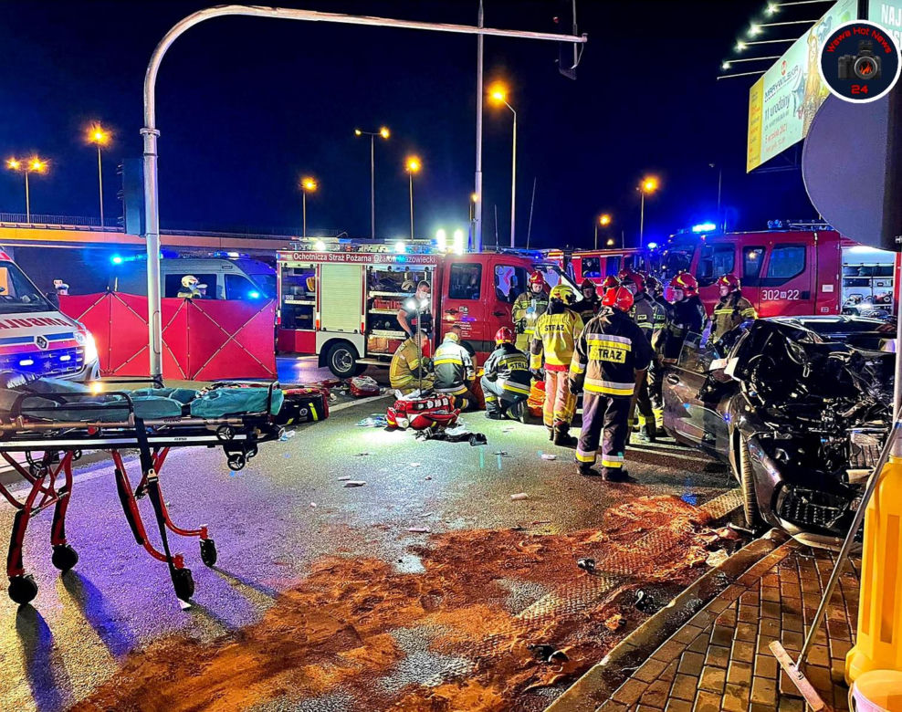 BMW zmasakrowane przez ciężarówkę. Poważny wypadek przy trasie S8