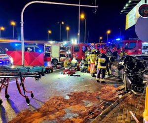 BMW zmasakrowane przez ciężarówkę. Poważny wypadek przy trasie S8