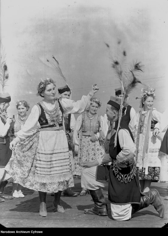 Uśmiechnięci Polacy, stroje ludowe, tańce i huczne pożegnanie lata. Tak obchodzono dożynki kilkadziesiąt lat temu