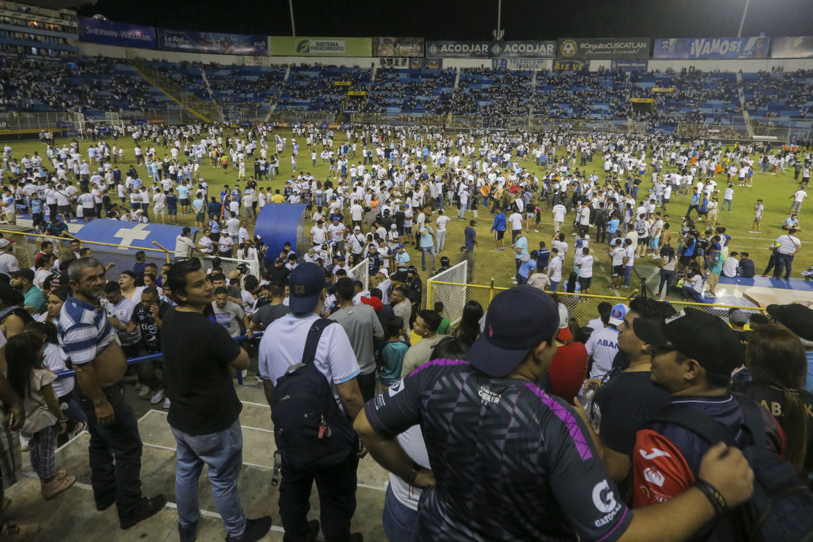 Salvador. Co najmniej 9 osób stratowanych na śmierć po wybuchu paniki na stadionie w San Salvador