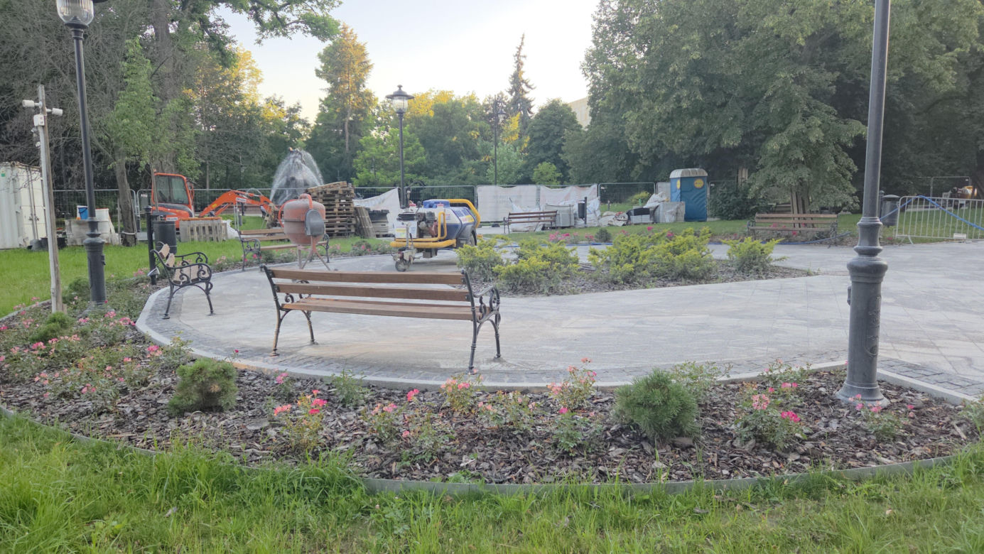 Plac Wolności w Bydgoszczy już bez pomnika, ale z nową rzeźbą. Sprawdzamy, kiedy koniec prac