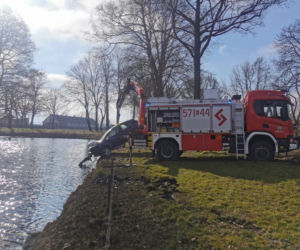 Groźny wypadek przy dworku w Krześlowie. Dachujące auto wpadło do fosy i zatonęło