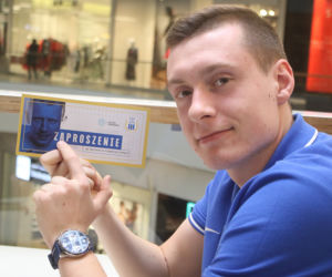 Tłusty Czwartek. Piłkarze Stomilu Olsztyn rozdawali pączki w Galerii Warmińskiej