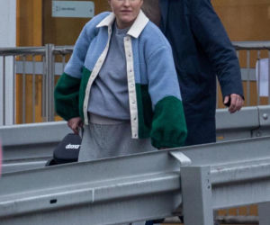 Olga Frycz wychodzi z dzieckiem ze szpitala