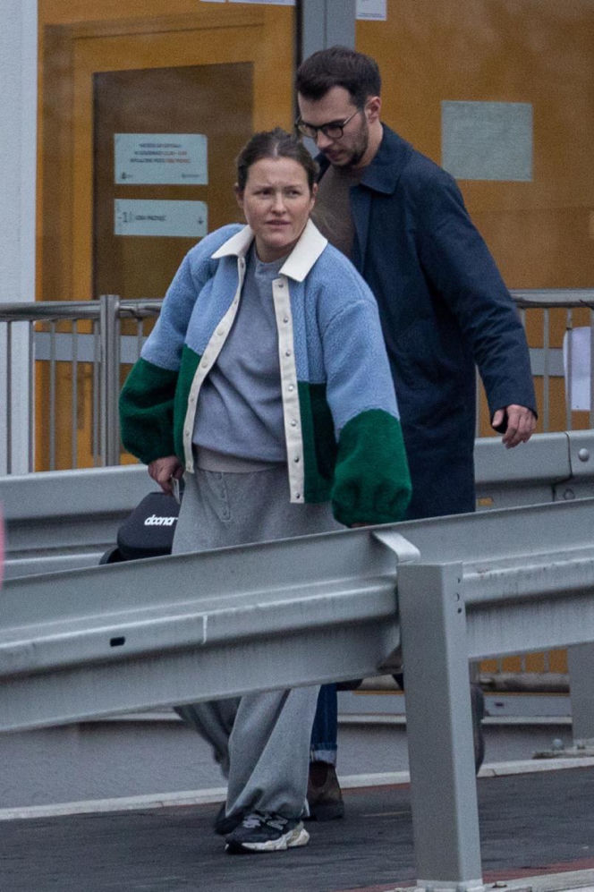 Olga Frycz wychodzi z dzieckiem ze szpitala