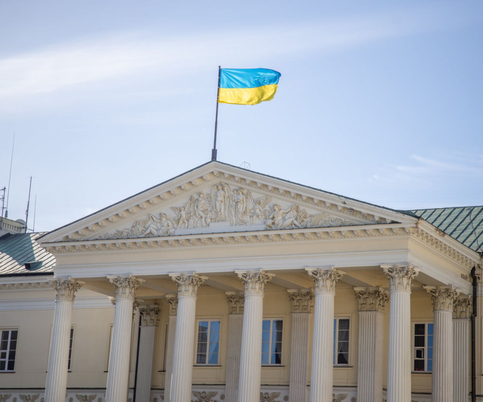 Wojna na Ukrainie. Na warszawskim ratuszu zawisła flaga Ukrainy