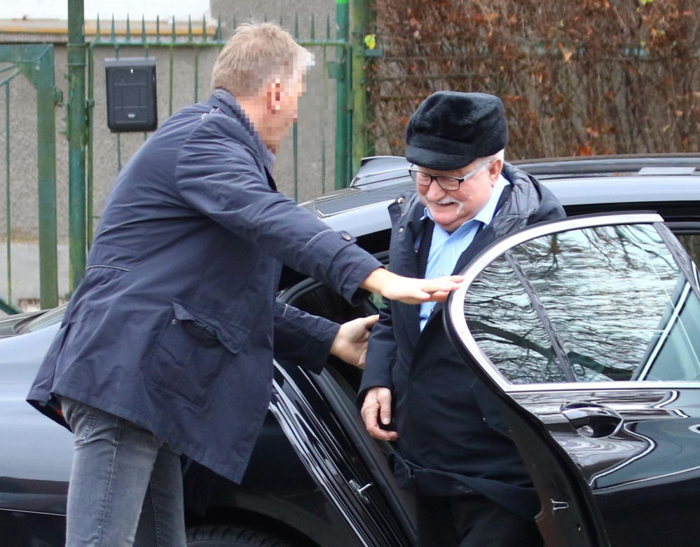 Lech Wałęsa zupełnie sam w pustym kościele. Pojechał się pomodlić tuż przed świętami